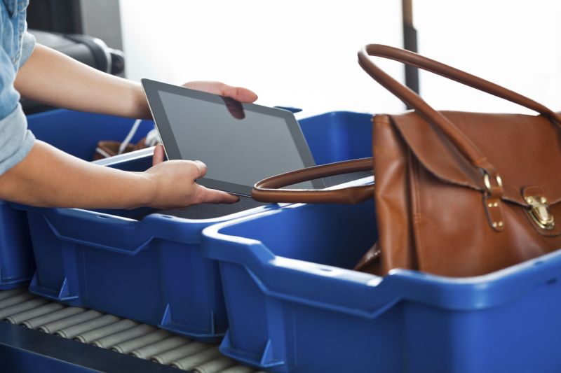 Ноутбук в победе можно. Лоток для контроля вещей пассажиров. Лоток в аэропорту. Досмотр личного багажа и ручной клади. Кладет в сумку обед.